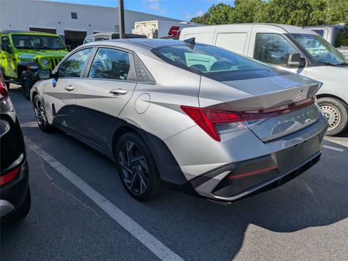 Used 2025 Hyundai Elantra SEL FWD image 3