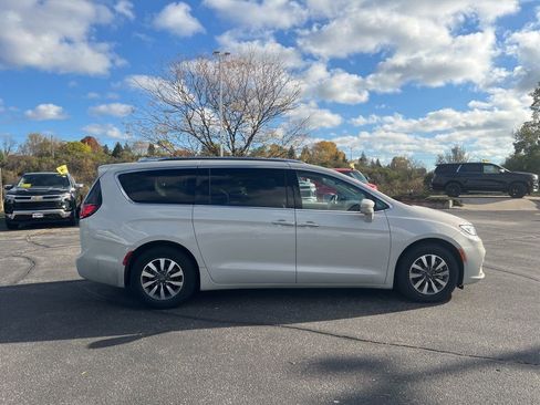 Used 2021 Chrysler Pacifica Touring-L image 3