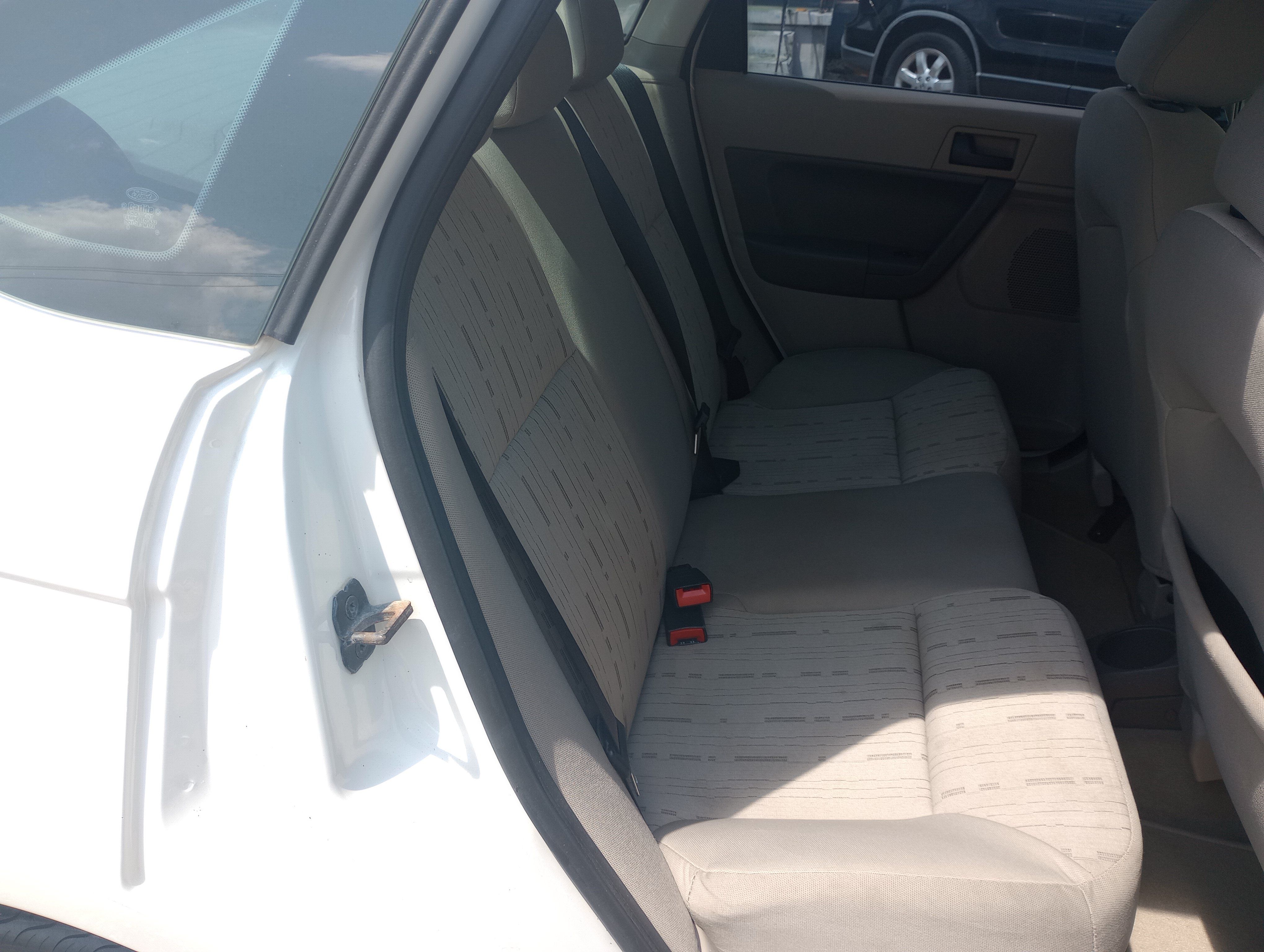 Used 2010 Ford Focus SE FWD image 12