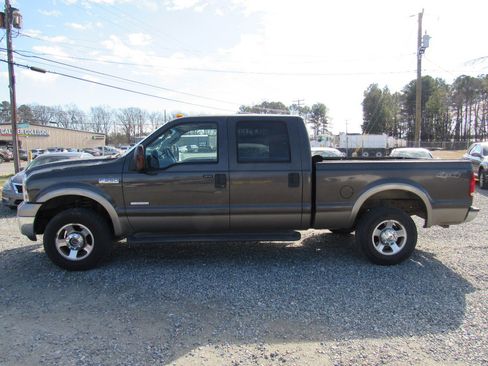 Used 2005 Ford F250 Lariat image 2