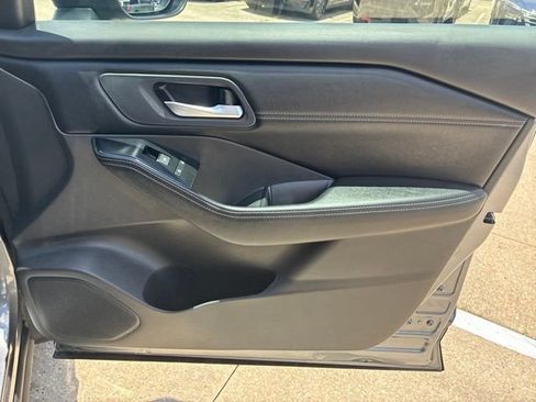 Used 2025 Nissan Rogue SV w/ SV Premium Package FWD image 13