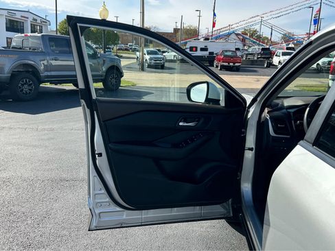 Used 2023 Nissan Rogue SV w/ SV Premium B Package image 18