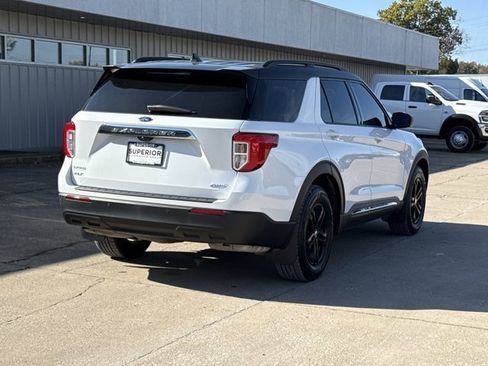 Used 2021 Ford Explorer XLT image 3