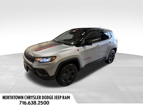 Used 2023 Jeep Compass Trailhawk w/ Trailhawk Convenience Group AWD/4WD image 1
