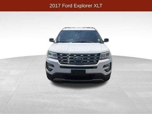 Used 2017 Ford Explorer XLT FWD image 2