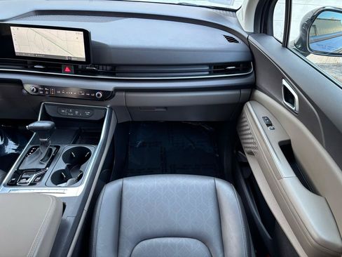 Used 2025 Kia Carnival EX FWD image 20