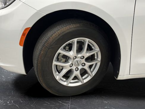 Used 2023 Chrysler Pacifica Touring-L FWD image 35
