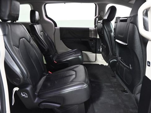 Used 2017 Chrysler Pacifica Touring-L Plus FWD image 18