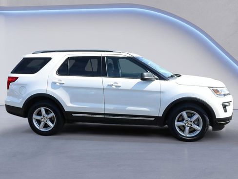 Used 2018 Ford Explorer XLT FWD image 8