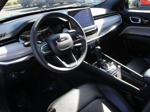 Used 2024 Jeep Compass Limited image 3