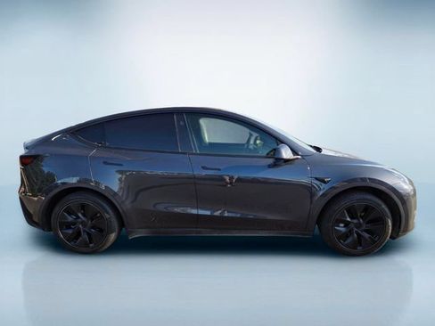 Used 2025 Tesla Model Y Long Range RWD image 3