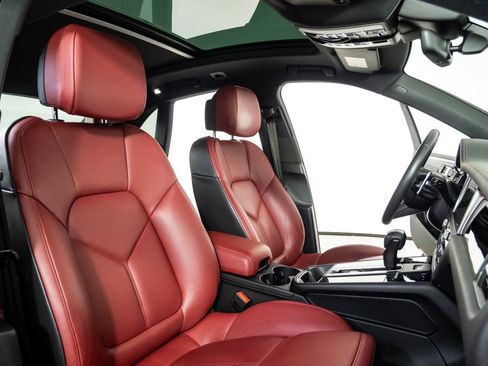 Certified 2023 Porsche Macan Turbo image 24