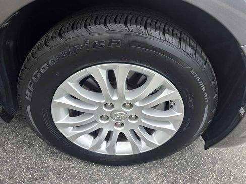 Used 2017 Toyota Sienna XLE w/ XLE Navigation Package FWD image 9