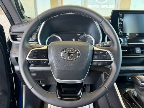 Used 2022 Toyota Highlander XSE FWD image 8