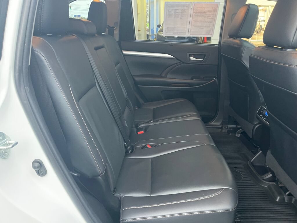 Used 2019 Toyota Highlander XLE AWD/4WD image 34