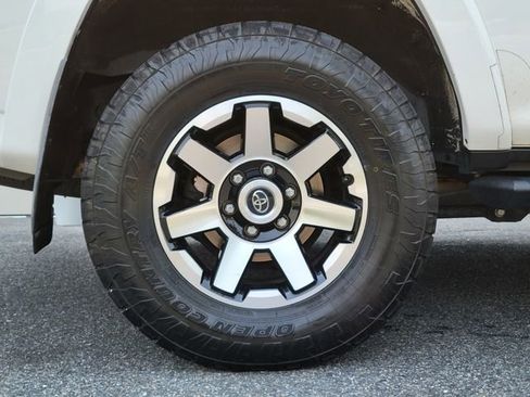 Used 2018 Toyota 4Runner TRD Off-Road Premium AWD/4WD image 18