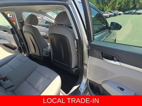 Used 2019 Hyundai Elantra SE FWD image 12