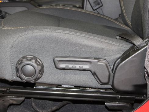 Used 2025 Jeep Wrangler Unlimited Sahara AWD/4WD image 21