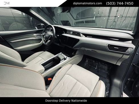 Used 2024 Audi Q8 e-tron Prestige AWD/4WD image 19