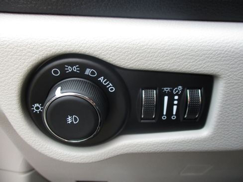 Used 2024 Chrysler Pacifica Limited FWD image 35
