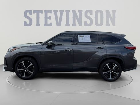 Used 2021 Toyota Highlander XSE AWD/4WD image 2