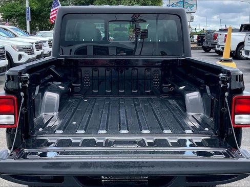 Used 2024 Jeep Gladiator Sport AWD/4WD image 4