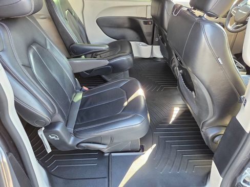 Used 2022 Chrysler Pacifica Touring-L FWD image 18