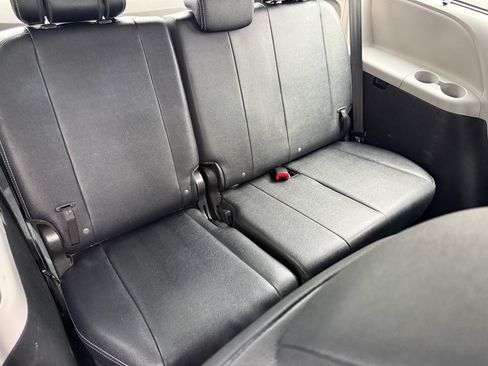 Used 2020 Toyota Sienna SE image 32