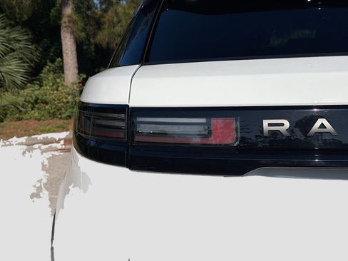 Used 2025 Land Rover Range Rover Velar Dynamic SE image 10