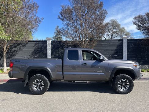 Used 2017 Toyota Tacoma TRD Off-Road w/ Tow Package image 5