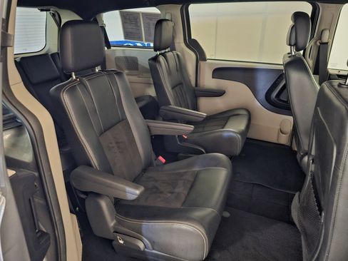 Used 2019 Dodge Grand Caravan SXT FWD image 24