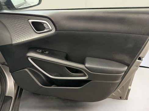 Used 2025 Kia Soul LX w/ LX Technology Package image 32