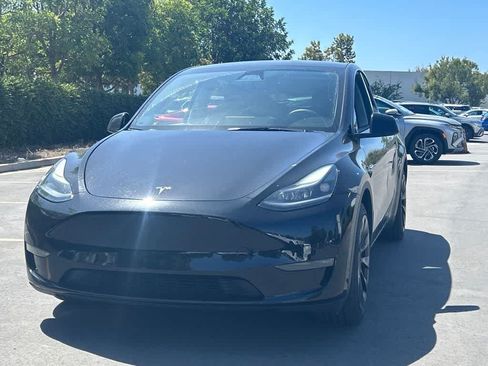 Used 2024 Tesla Model Y Long Range AWD/4WD image 1