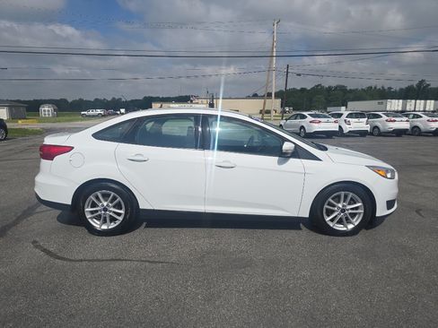 Used 2017 Ford Focus SE w/ Cold Weather Package FWD image 22