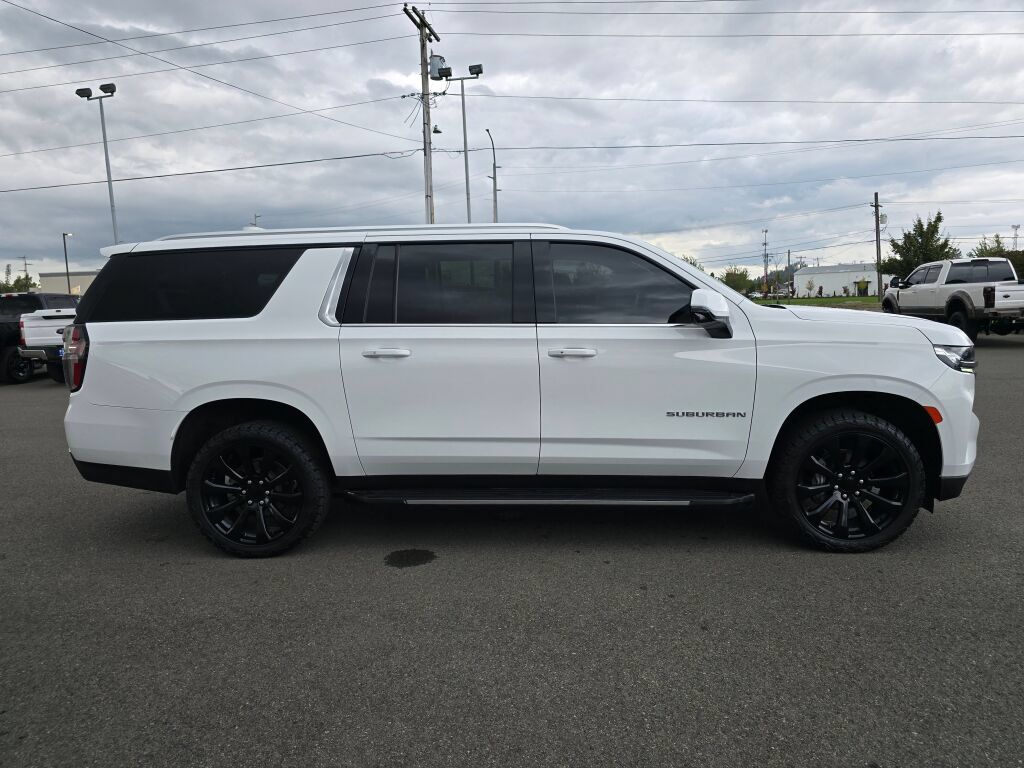 Used 2022 Chevrolet Suburban LT w/ Luxury Package AWD/4WD image 5