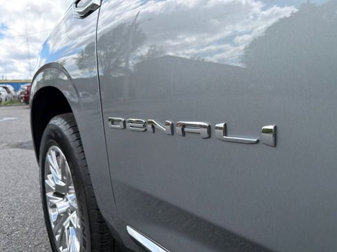 Used 2025 GMC Yukon XL Denali AWD/4WD image 11