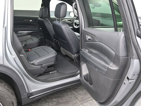 Used 2025 Chevrolet Traverse LT image 12