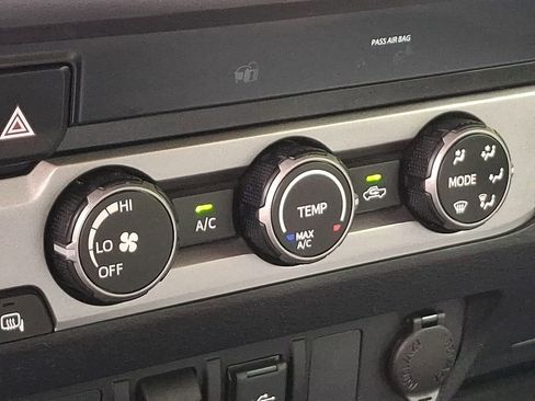 Used 2020 Toyota Tacoma SR5 AWD/4WD image 16