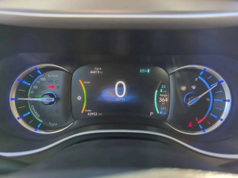 Used 2020 Chrysler Pacifica Touring-L FWD image 16