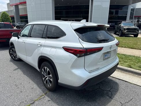 Used 2023 Toyota Highlander XLE FWD image 3
