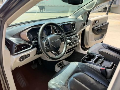 Used 2019 Chrysler Pacifica Touring-L FWD image 18
