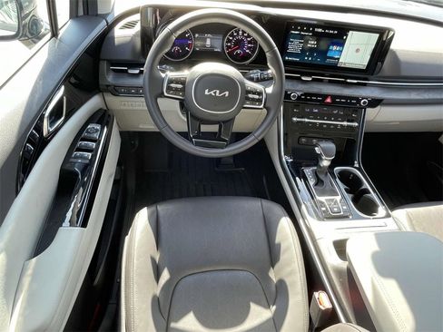 Used 2024 Kia Carnival EX image 14