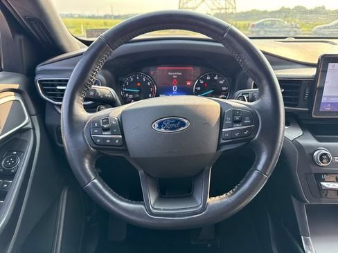 Used 2020 Ford Explorer XLT w/ Equipment Group 202A AWD/4WD image 22