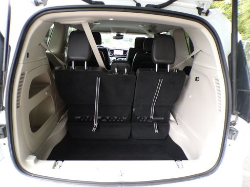Used 2022 Chrysler Pacifica Touring-L FWD image 17