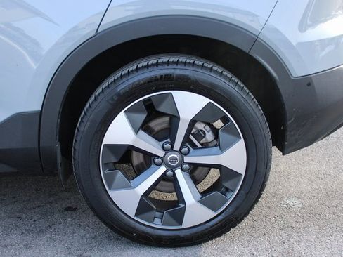 Used 2025 Volvo XC40 B5 Plus image 36