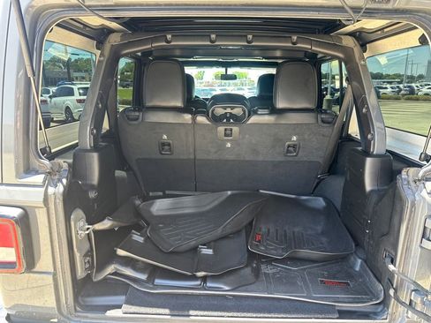 Used 2020 Jeep Wrangler Unlimited Sahara w/ Cold Weather Group AWD/4WD image 18