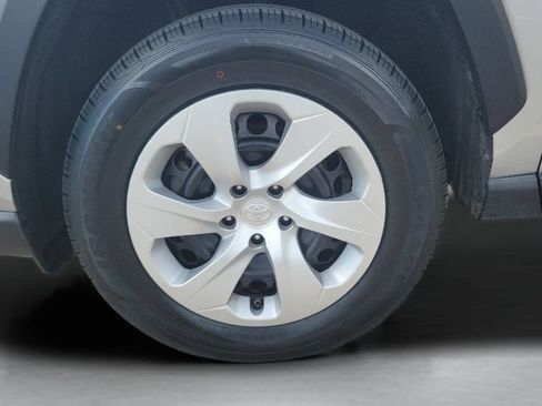 Used 2021 Toyota RAV4 LE FWD image 10