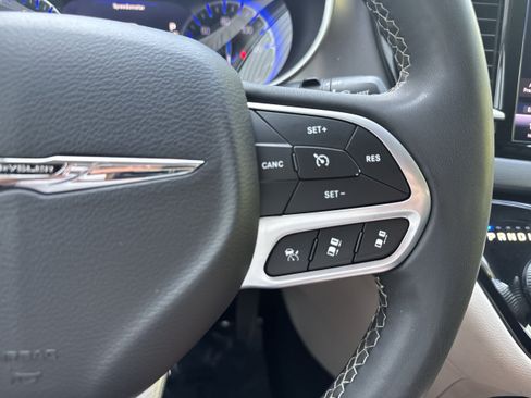 Used 2023 Chrysler Pacifica Touring-L FWD image 22