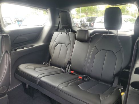 New 2026 Chrysler Pacifica Select FWD image 9