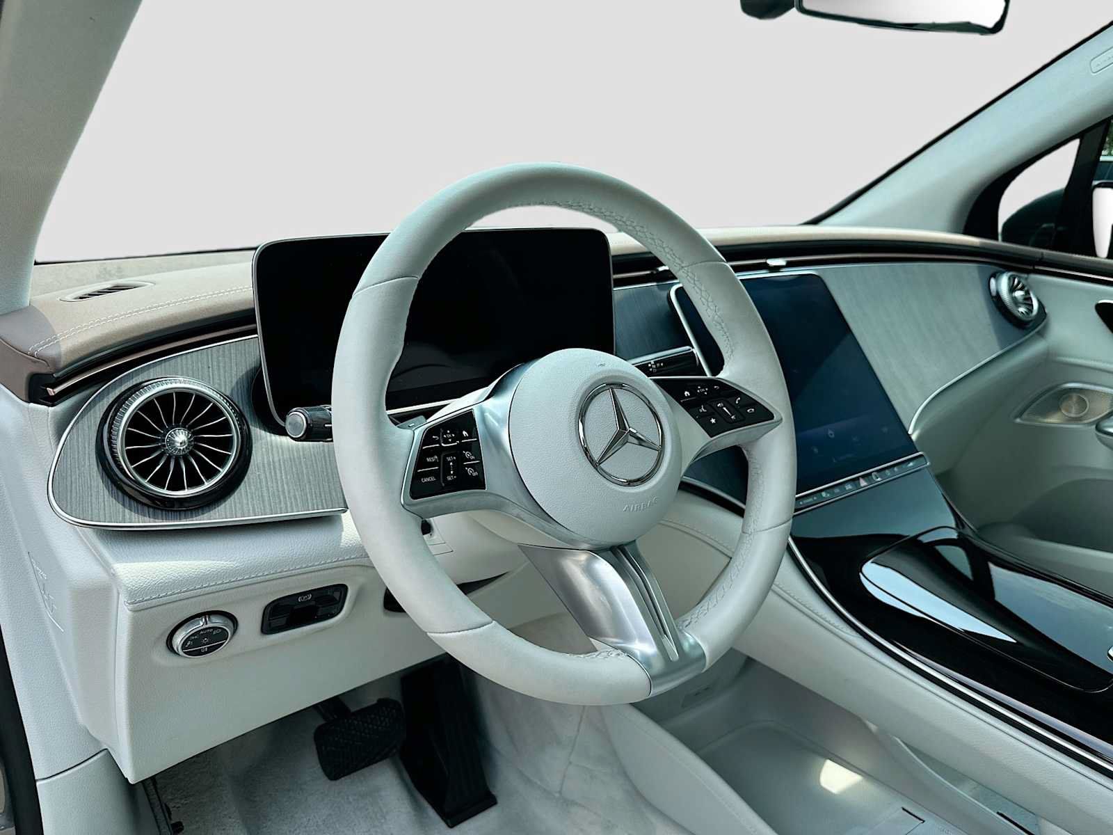 Used 2023 Mercedes-Benz EQE 350+ 4MATIC SUV w/ AMG Line Exterior Package image 9